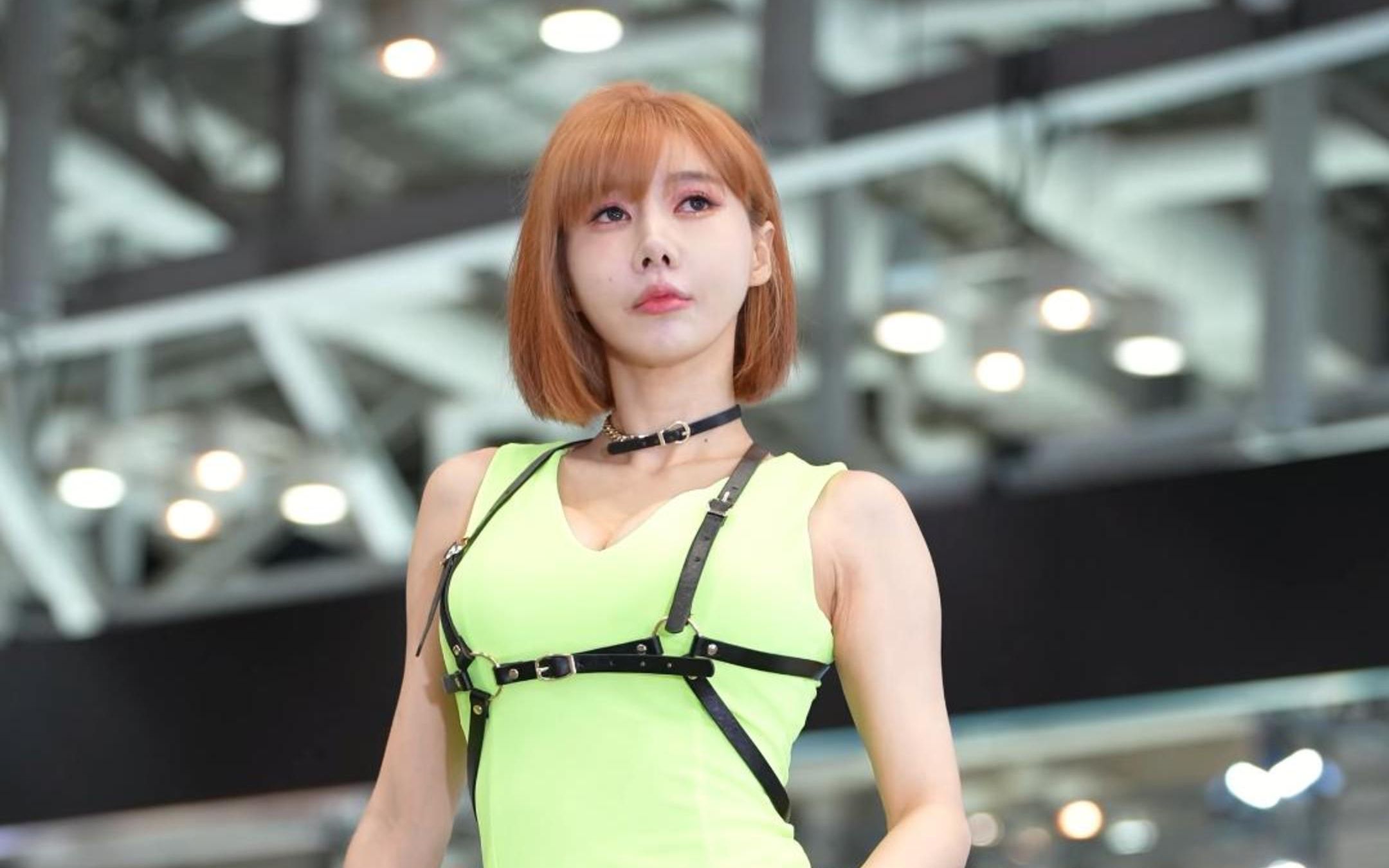 [4k] 韩国(60fps)song jooa 绿色包臀裙车展