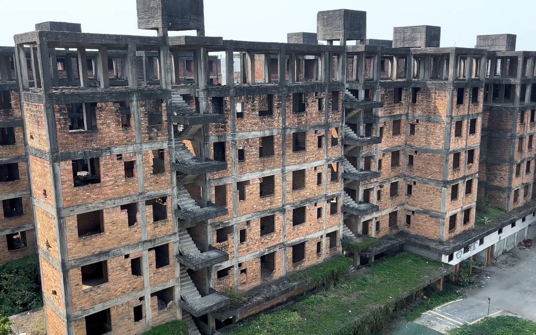 广州发现160栋废弃楼,已经荒废30年,竟然还有人居住?