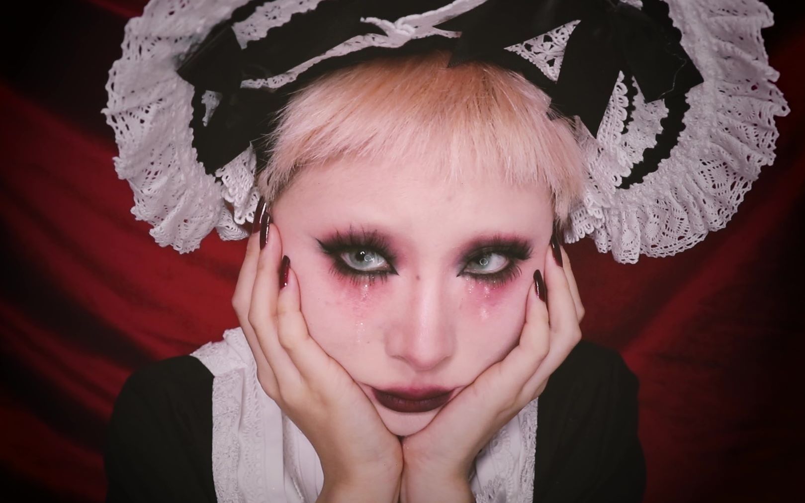 用国货眼影盘画一个恐怖鬼娃娃妆