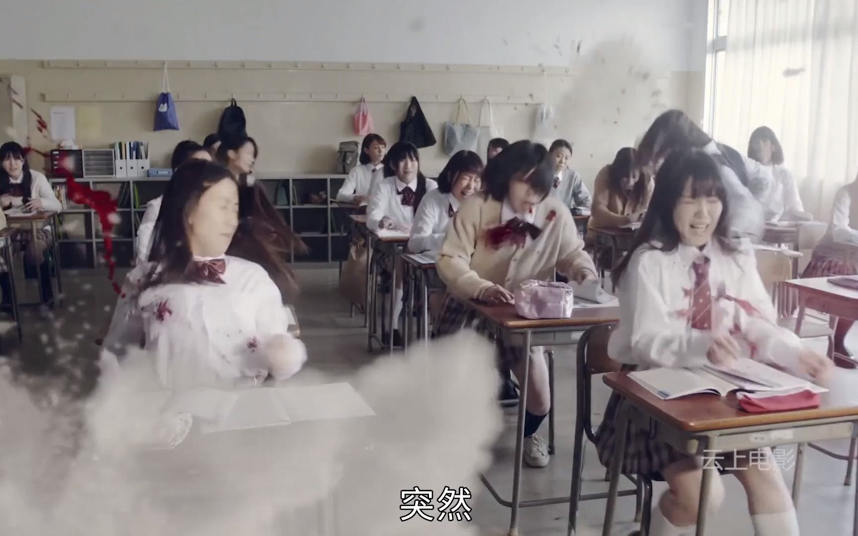 学生逃课回到教室,老师直接拿加特林扫射,电影《真实魔鬼游戏》