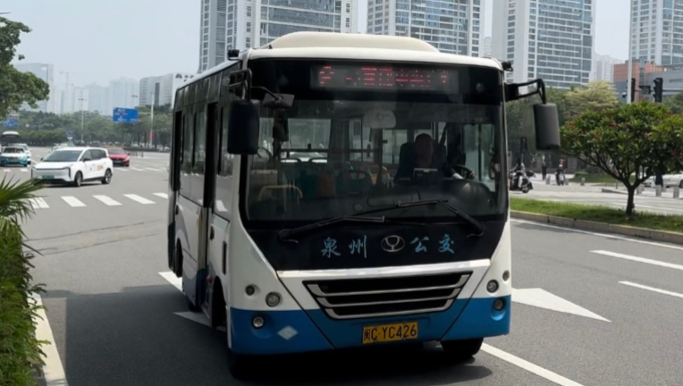 【动力十足的友谊小中巴】泉州公交32路 友谊客车zgt6608nv1c 运行