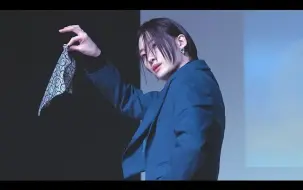 Video herunterladen: 220306 签售会 OnlyOneOf Yoojung suit dance 饭拍