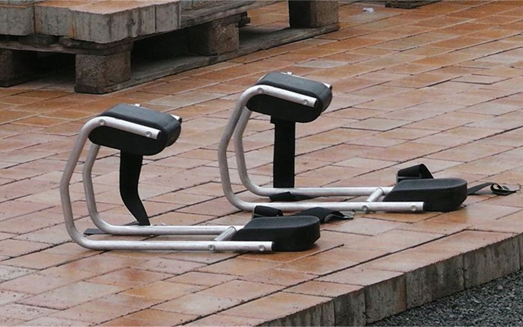 牛人发明腿部"保护支架",成本仅需30元,以后跪着也能干活了!