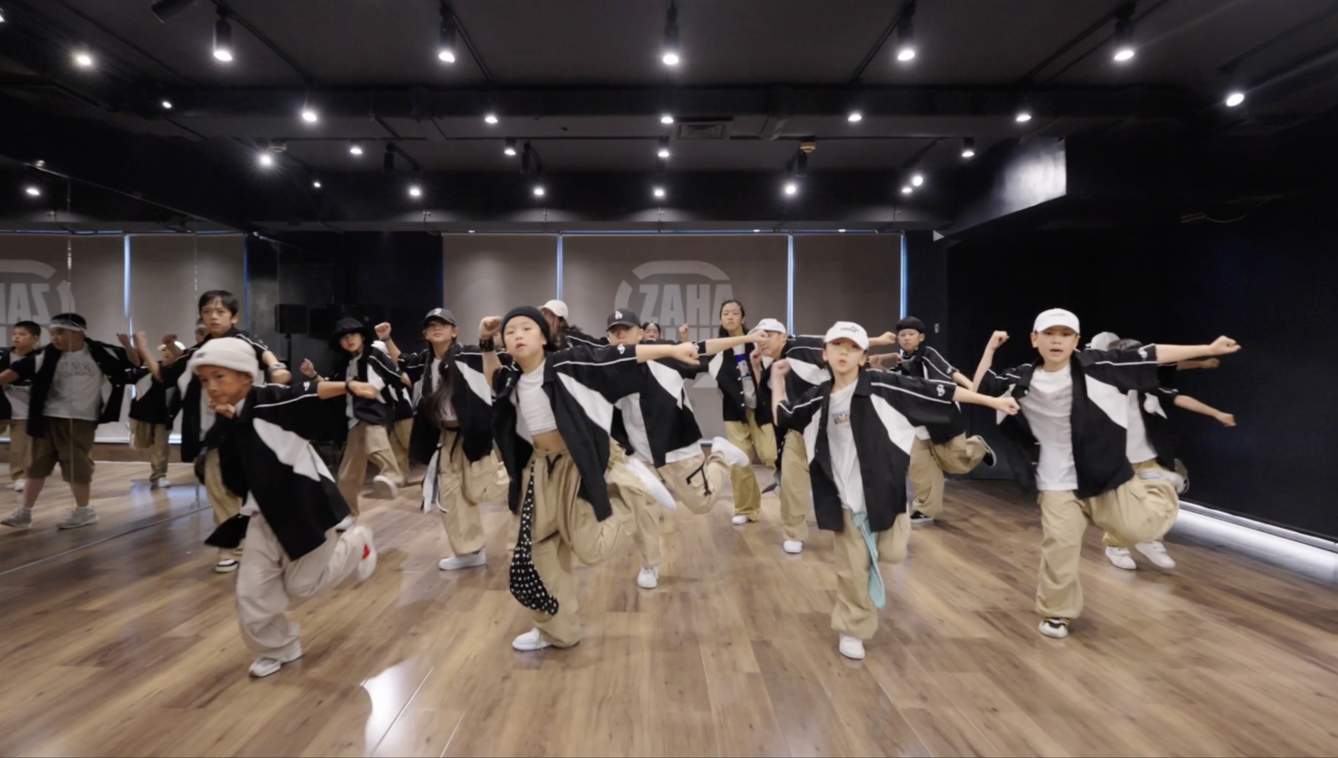 这帮街舞少年也太酷了!可人老师节奏感超强的少儿班课堂