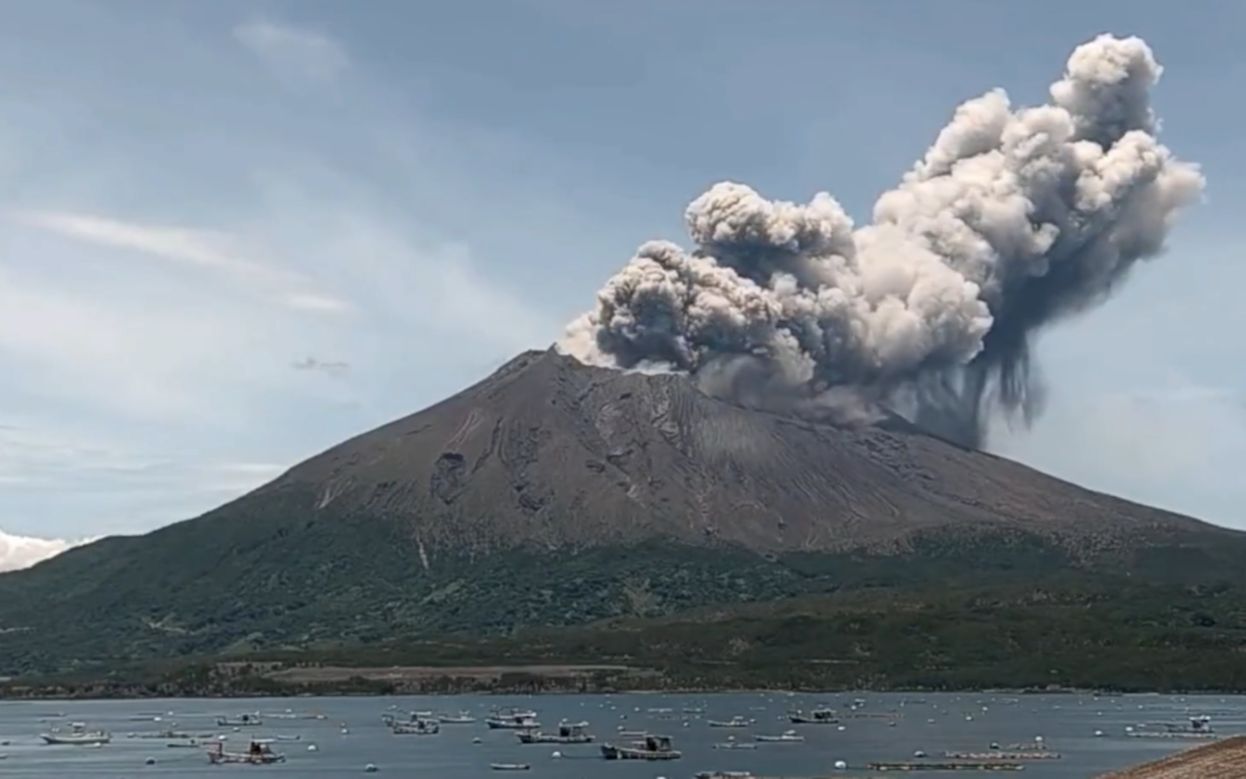 日本樱岛火山喷发浓烟直冲天际,烟柱高至1500米,火山灰飘向市区