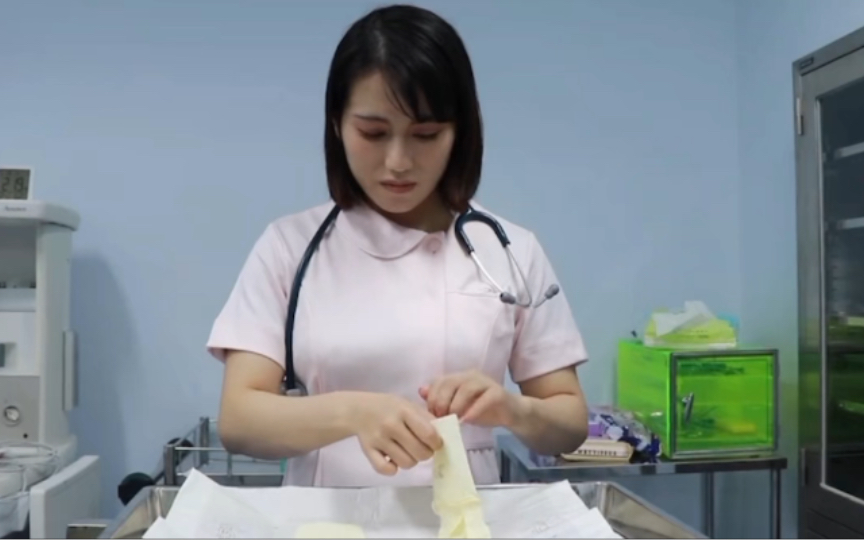 日本手术室护士佩戴手术手套
