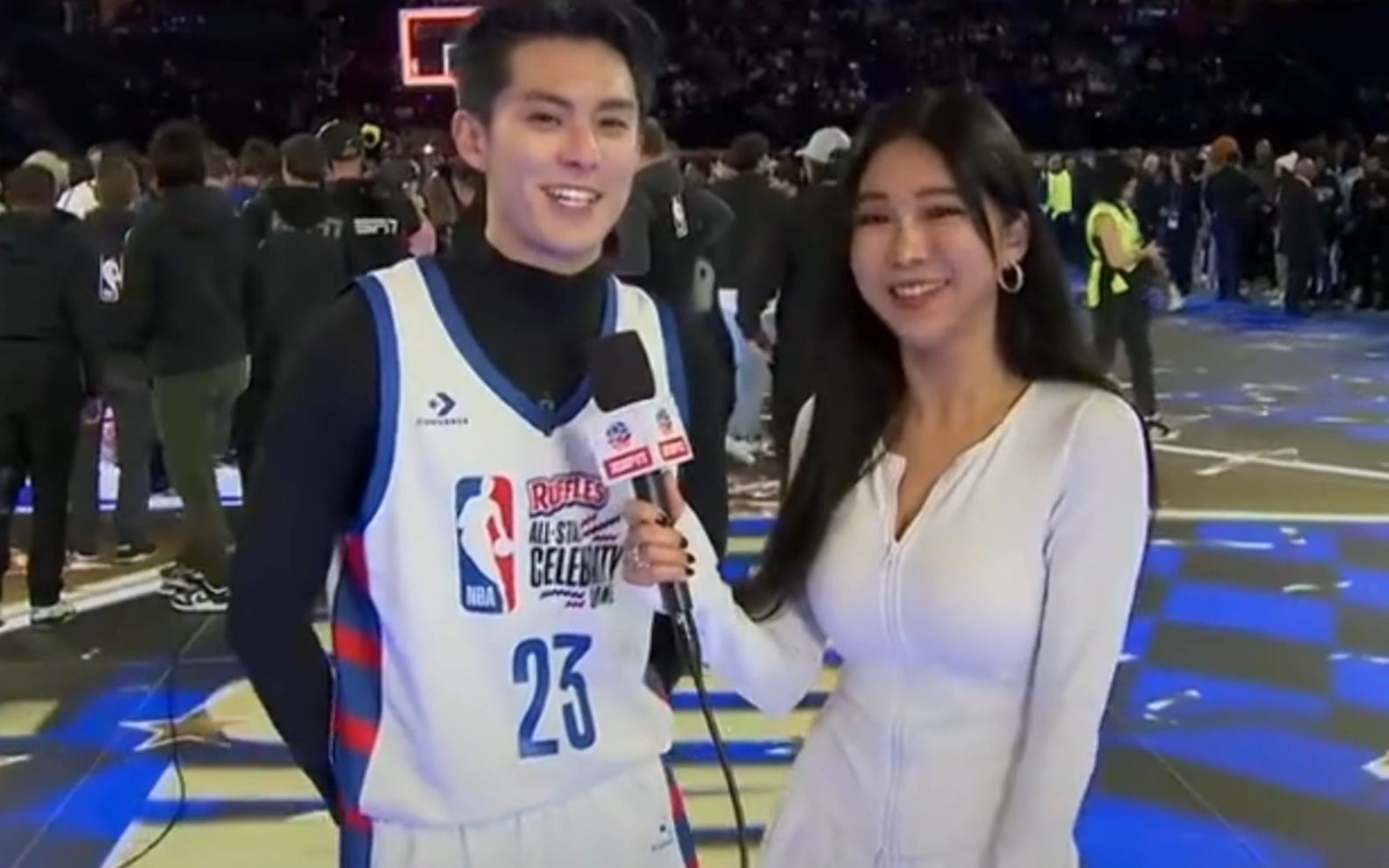 美女记者周玲安赛后采访王鹤棣!