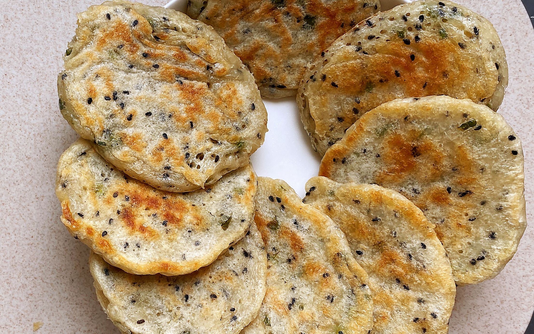 果冻分享弹力十足的葱香芝麻饼,1口1个,松软可口,早餐必备!