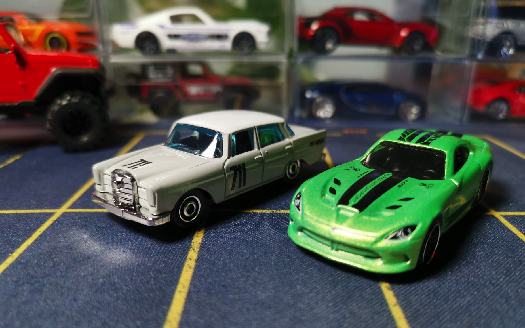 火柴盒奔驰220se和风火轮道奇蝰蛇srt_哔哩哔哩 (゜-゜)つロ 干杯