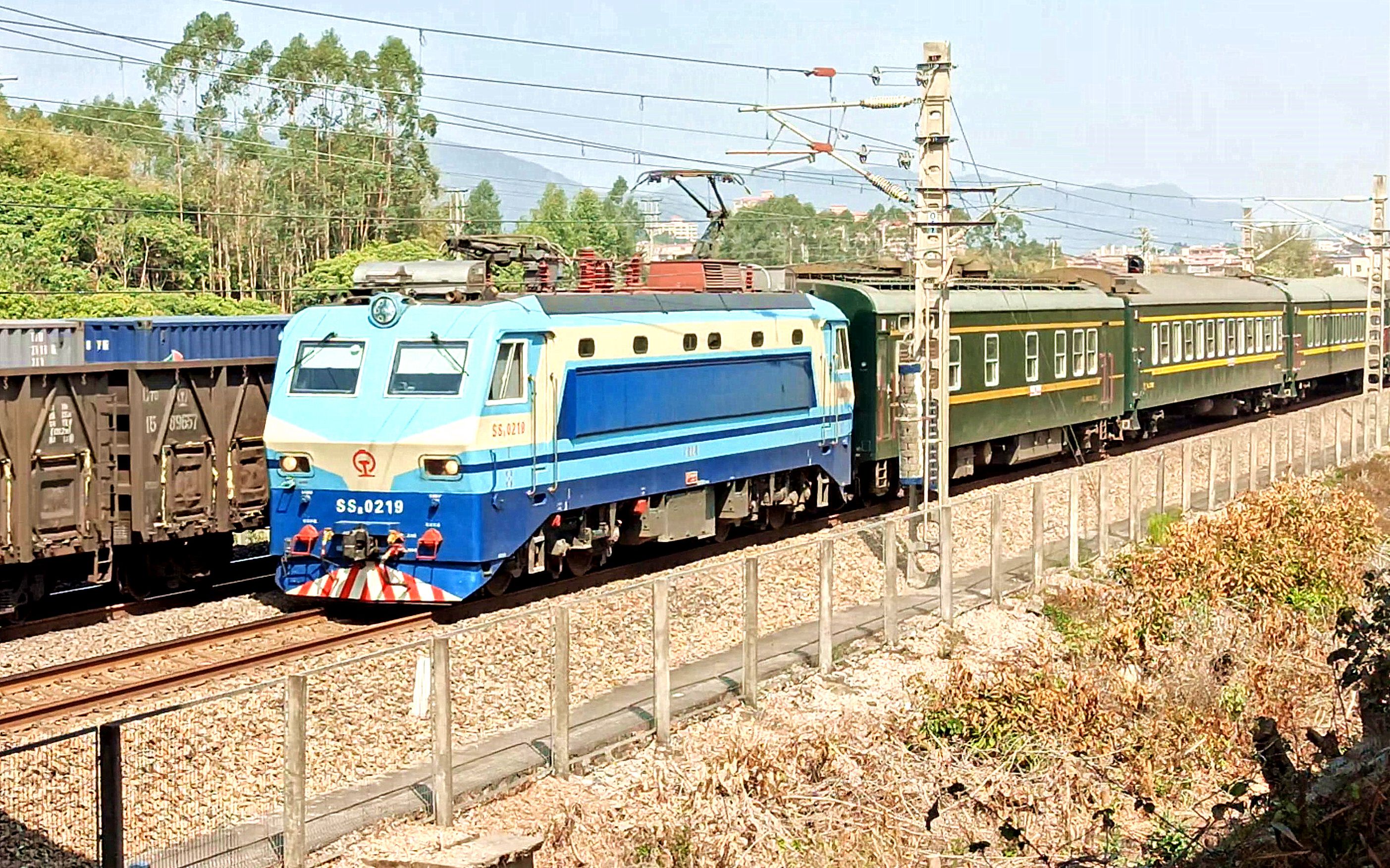 广铁株段hxd1c货列交会广铁长段韶山80219扫把牵引k1095巴中-广州