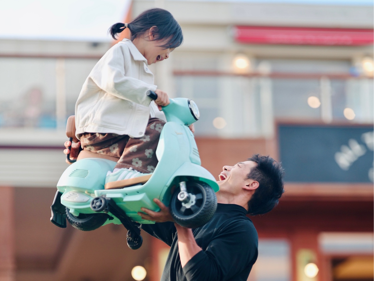 骑着小摩托去兜风你带着风,我带着你看着美丽的风景