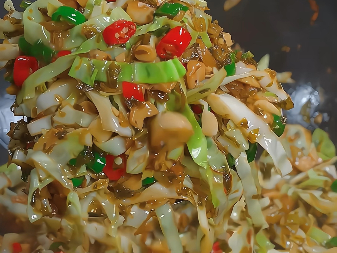 平时吃饭没胃口,你就做这道酸菜小笋炒包菜,酸辣脆嫩,非常下饭!