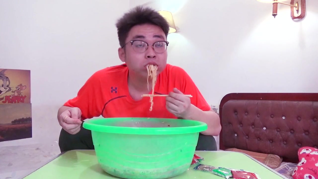 眼镜哥创意挑战之用洗脸盆泡面,这吃相实在是太霸道了_搞笑_生活_bili