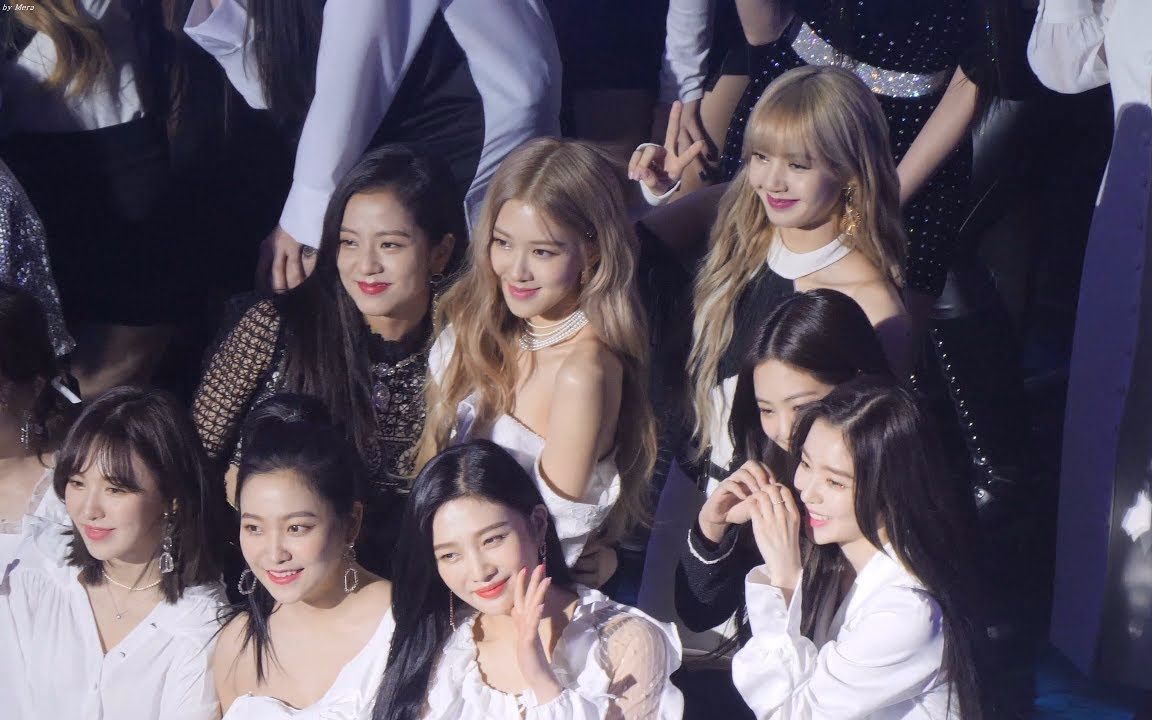 【gcma】ending和irene抱着走的jennie,和粉丝比心的roes@190122饭拍