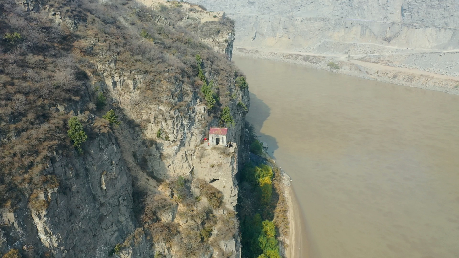 陕西山西交界处发现一小房子竟然建在悬崖绝壁上下面就黄河