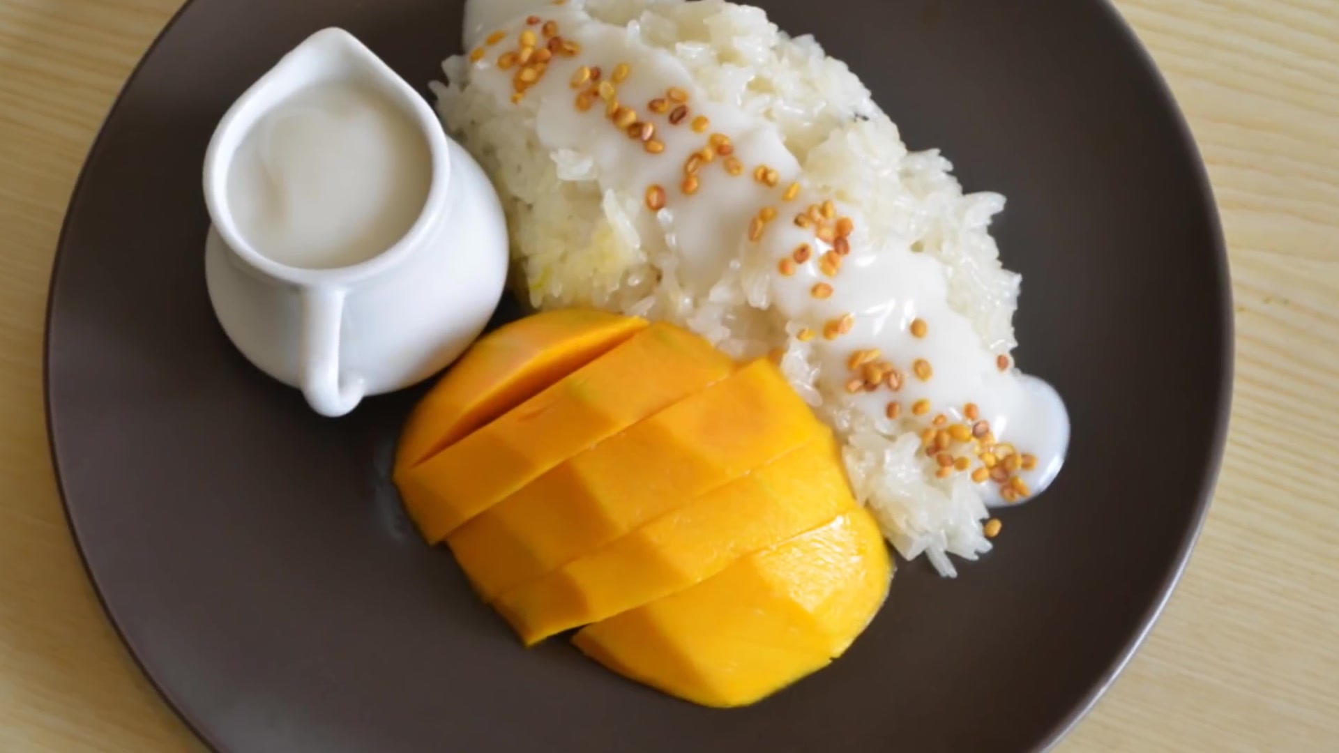 how to make thai mango sticky rice(教你做泰式芒果糯米饭)
