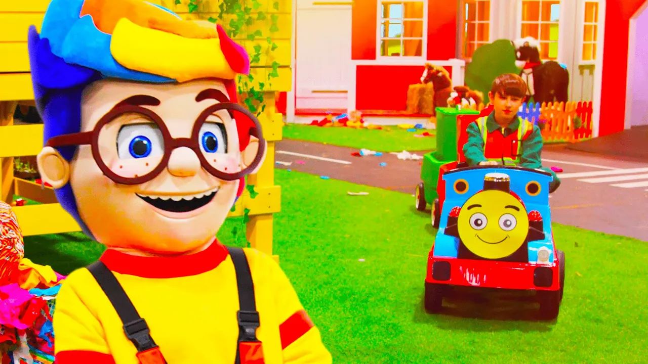 the kids drive a little train- 工程车 - 挖掘机 - 解决问题 - kid