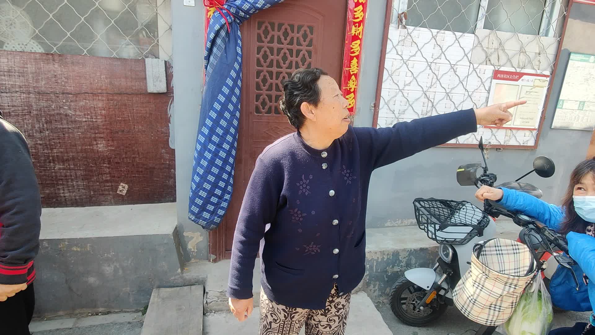 北京胡同,大妈说退休金和居住状况,刀刀见血说的都是大实话