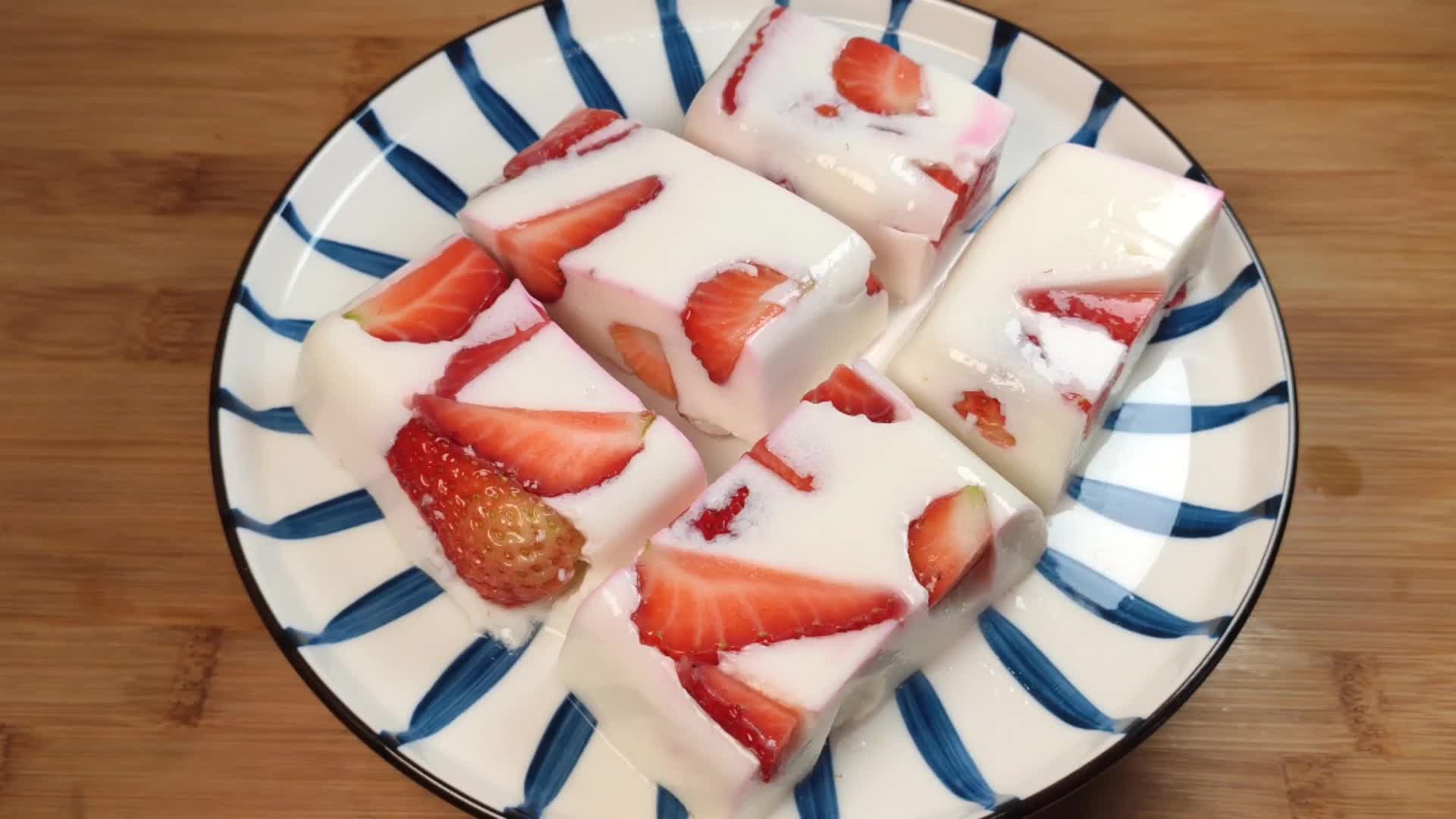 草莓牛奶布丁这样做太好吃了q弹爽滑好吃得停不下来解馋