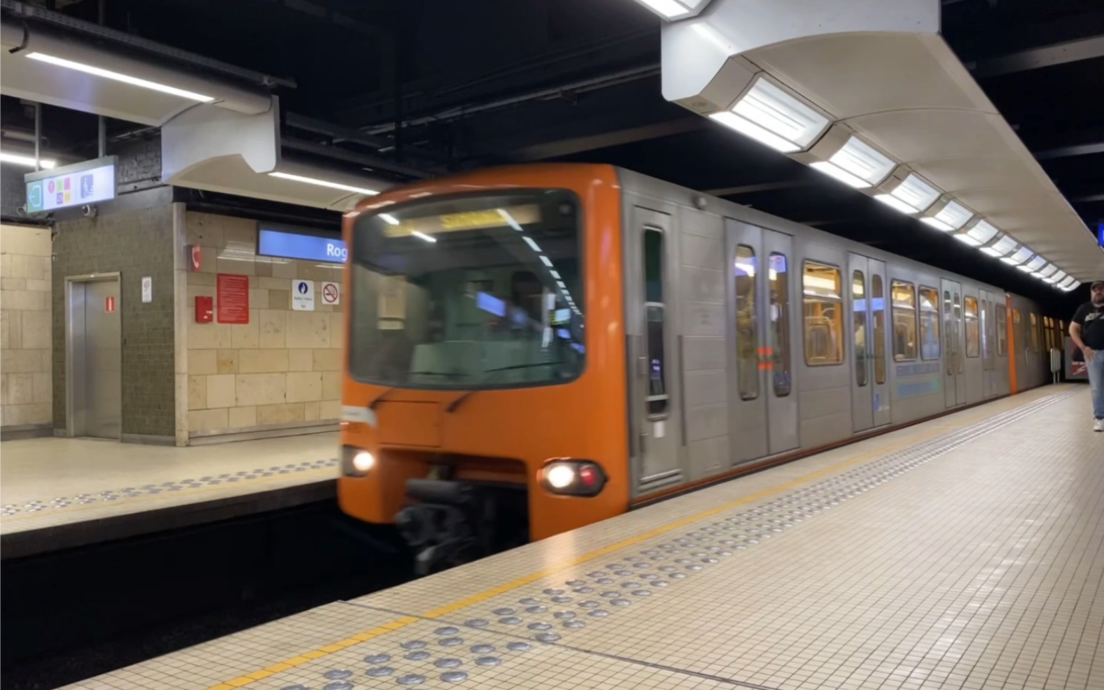 比利时首都布鲁塞尔地铁6号线 rogier站_哔哩哔哩_bilibili