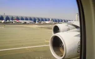 Скачать видео: 【发动机视角】阿联酋航空空客A380迪拜起飞 俯瞰哈利法塔