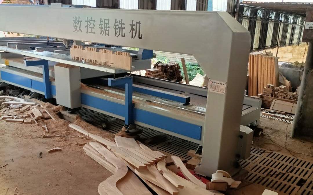 20实木开料机-实木家具子母床自动下料锯