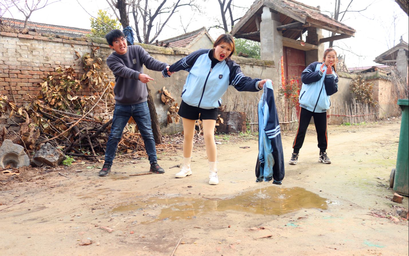 诬陷1:小龙的校服被小美扔进水坑,小丸子却被误会,为啥?