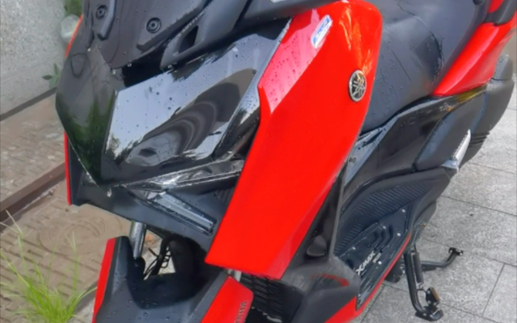 2023款雅马哈xmax300赤焰红静态细节