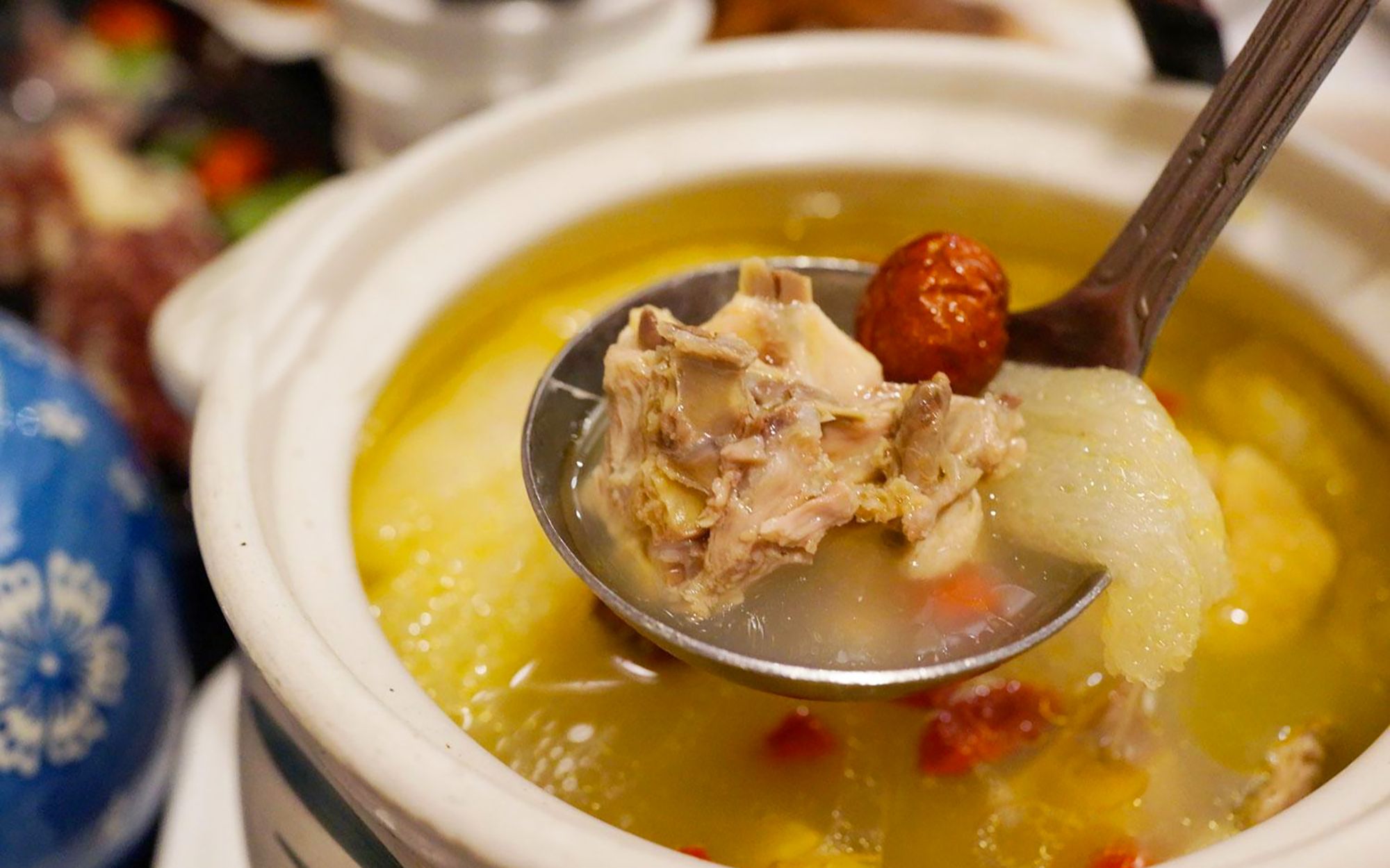 天冷了,炖上一锅"竹荪鸡汤",汤鲜味美又滋补,喝完全身暖暖的