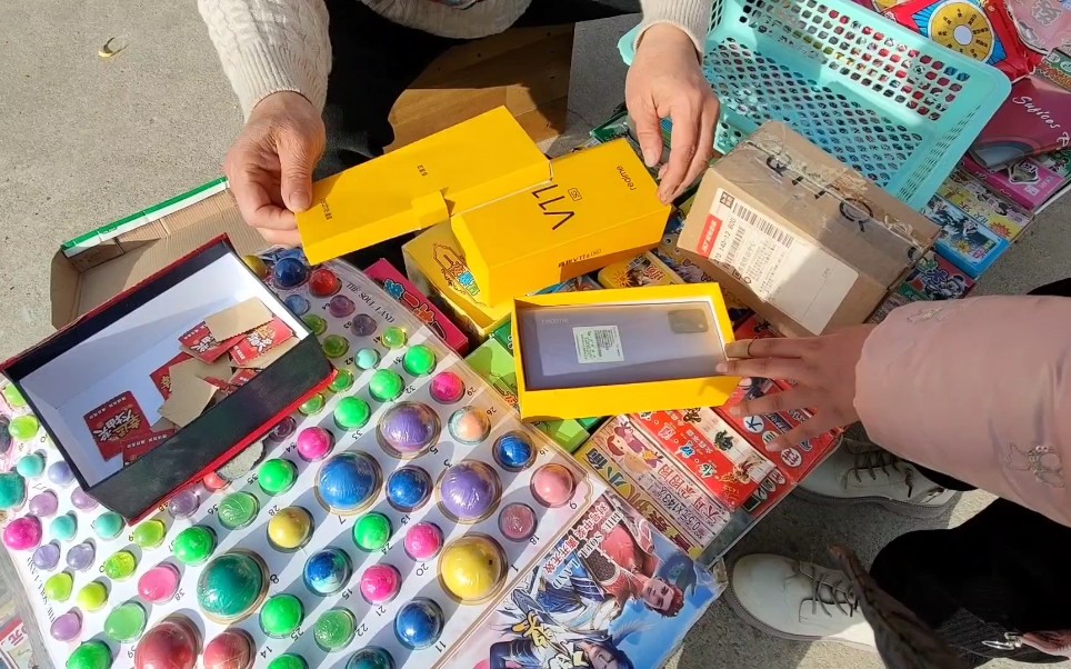 大妈在街角摆摊卖抽奖盲盒盲袋19岁姑娘花50元抽奖中了一部手机