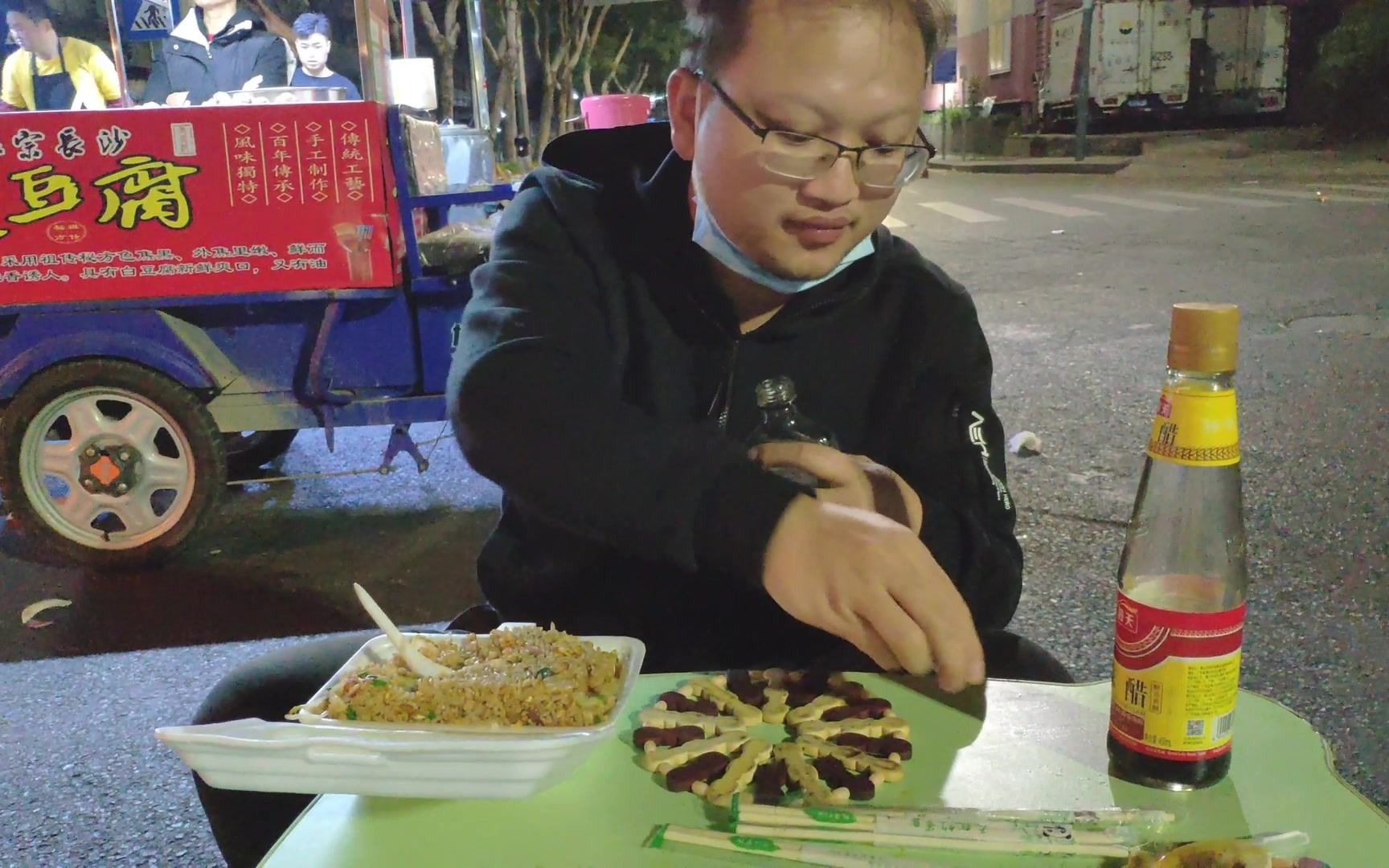 深圳富士康4点半下早班,来路边摊吃早餐,一天工资还不够吃的哔哩哔哩bilibili