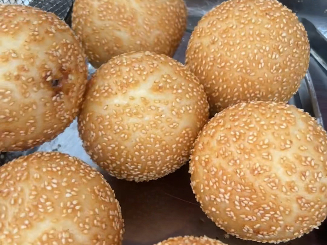 临沂市场油炸大圆球,五元3个看着很好吃的样子