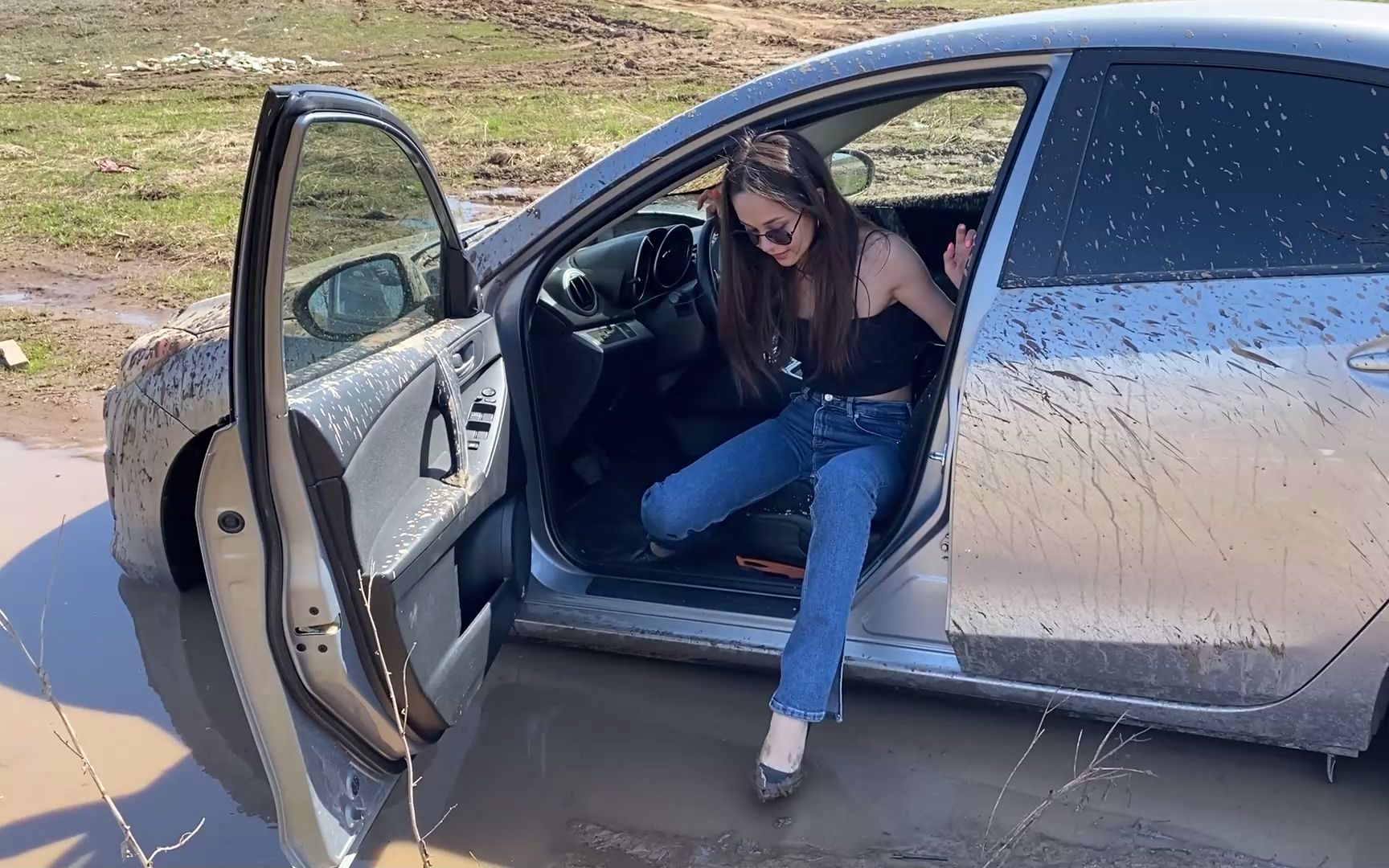 皮衣美女身穿紧身牛仔脚踩鳄纹高跟准备潇洒自驾游,可谁料半路陷车被