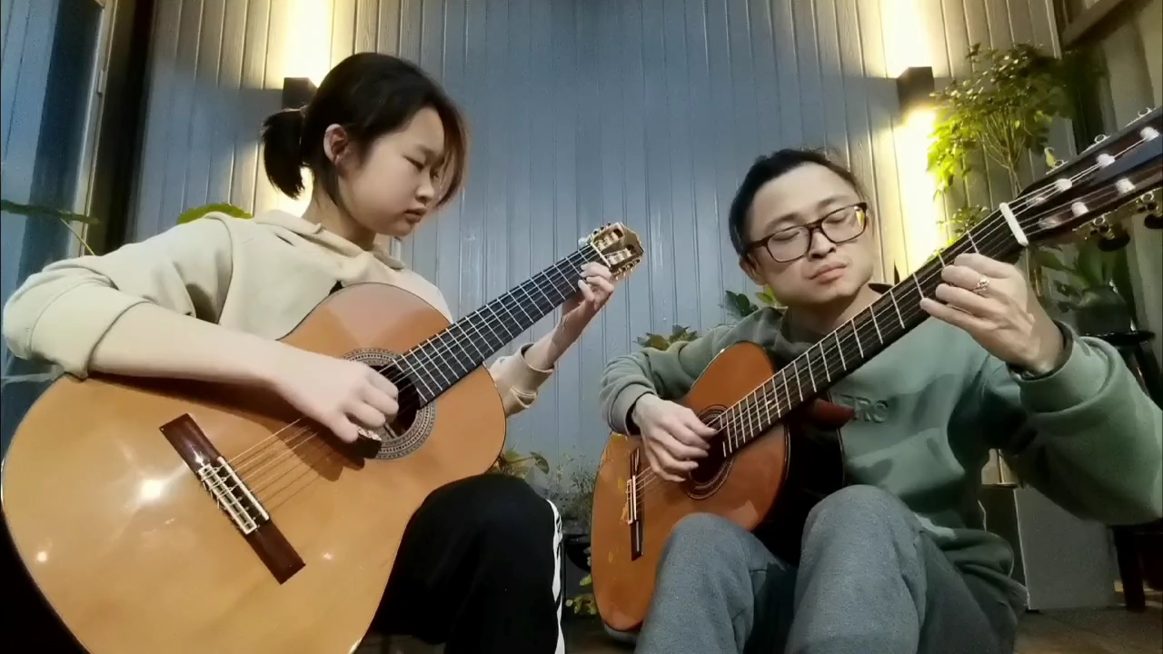 [图]父女亲子吉他二重奏《滑音华尔兹》♬ 朱奇 编修 ♥郑怡凌&郑炯 演奏 ★宁波吉他