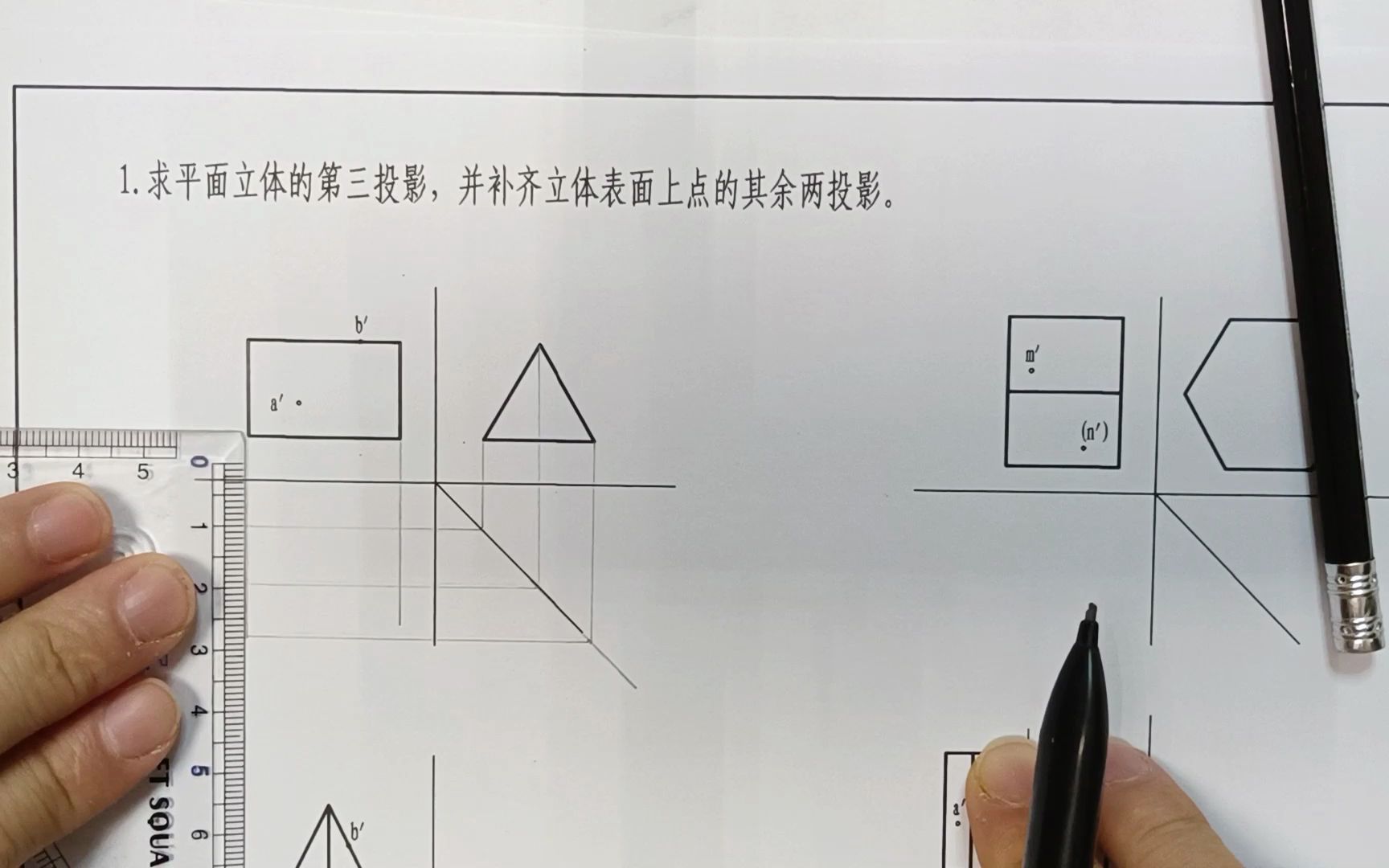 [图]三棱柱三面正投影图的绘制（1），根据已知的两面投影补画第三面投影。