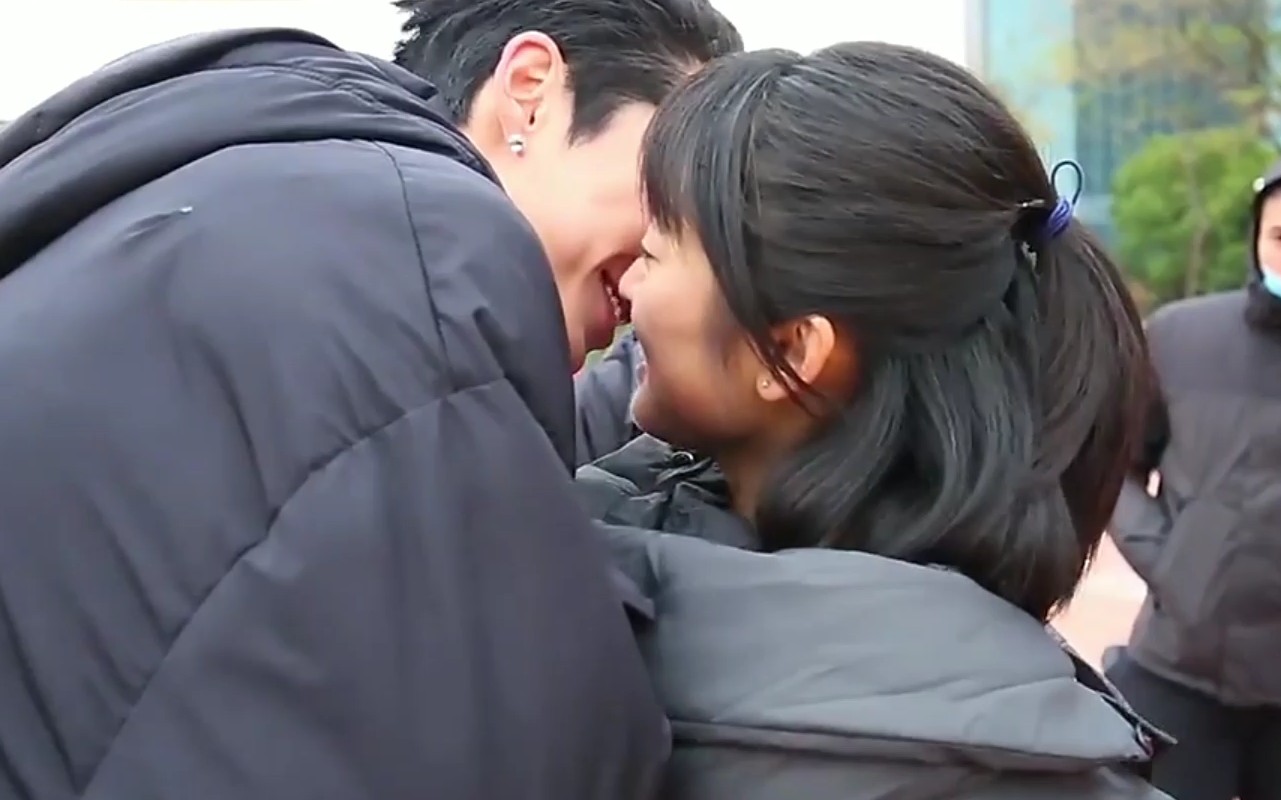 王鹤棣沈月菜寺场夫妇领带吻花絮