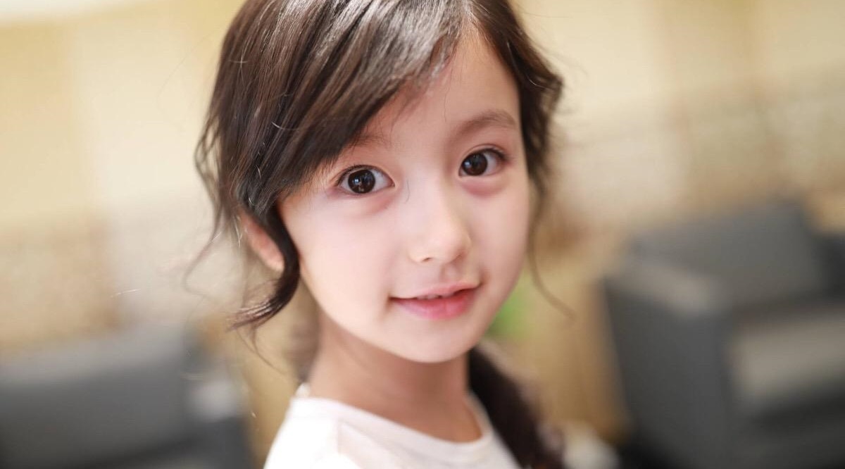 9岁网红因长相惊艳一众网友,出名后经常饰演女主角的童年时期!