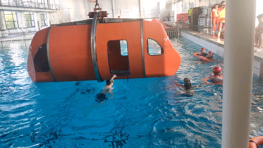 直升机水下翻转逃生