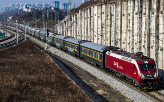 【铁路随拍】武局南段hxd1d0180牵引春运临客z4338次(呼和浩特东