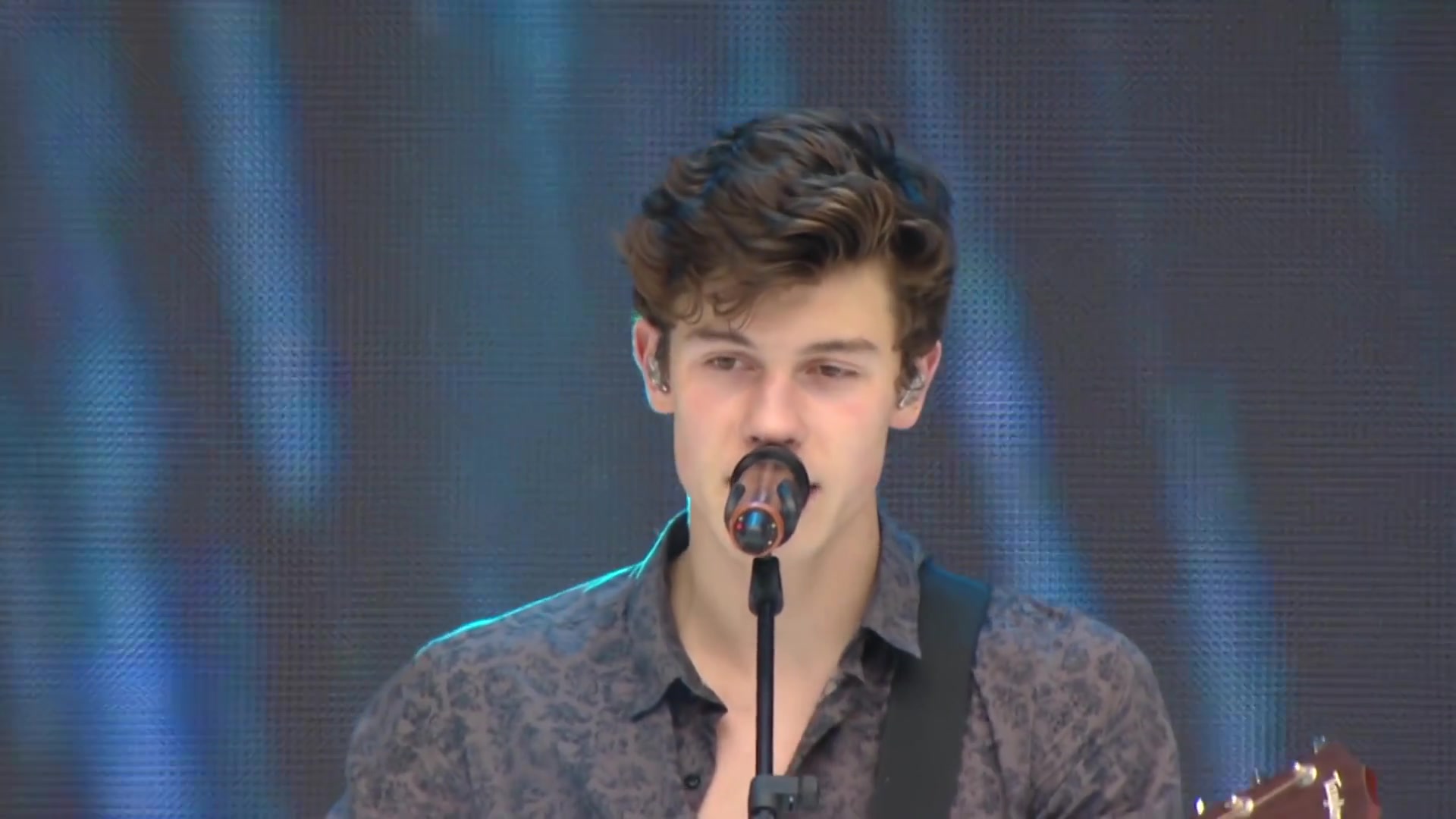 shawnmendesstitches终于知道男生学吉他的重要性了吧当然还要看脸