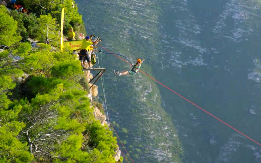 惊险悬崖峭壁蹦极