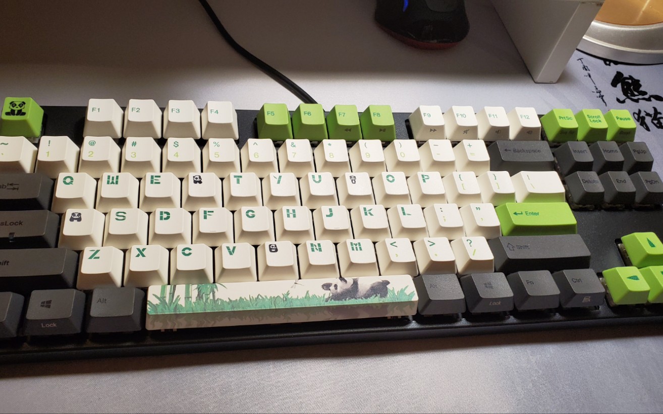 【双十一开箱】第一把机械键盘-阿米洛熊猫静电容v2樱花粉_哔哩哔哩