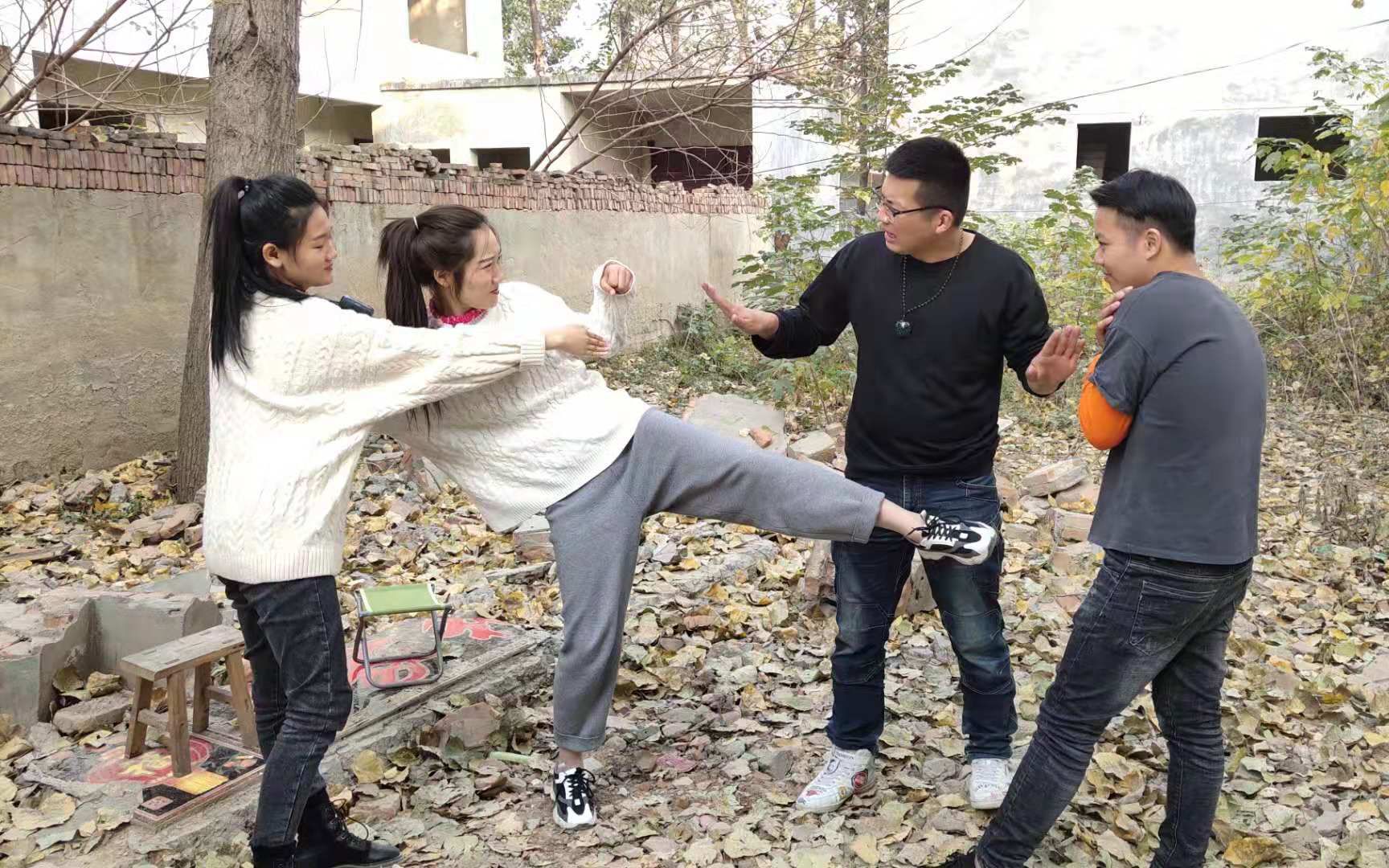 老公聊女网友与老婆吵架小伙劝架来回传话过程太逗了