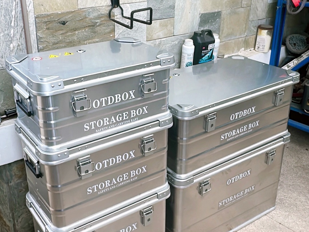 铝合金收纳箱不仅用于收纳物品,其坚固的箱体在户外还可以作为凳子