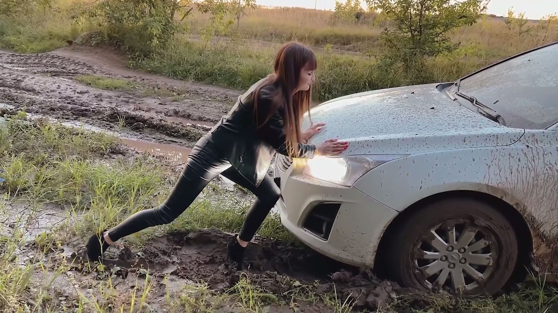 皮装美女在下班回家的路上一不小心陷车了,简直让人心急如燎