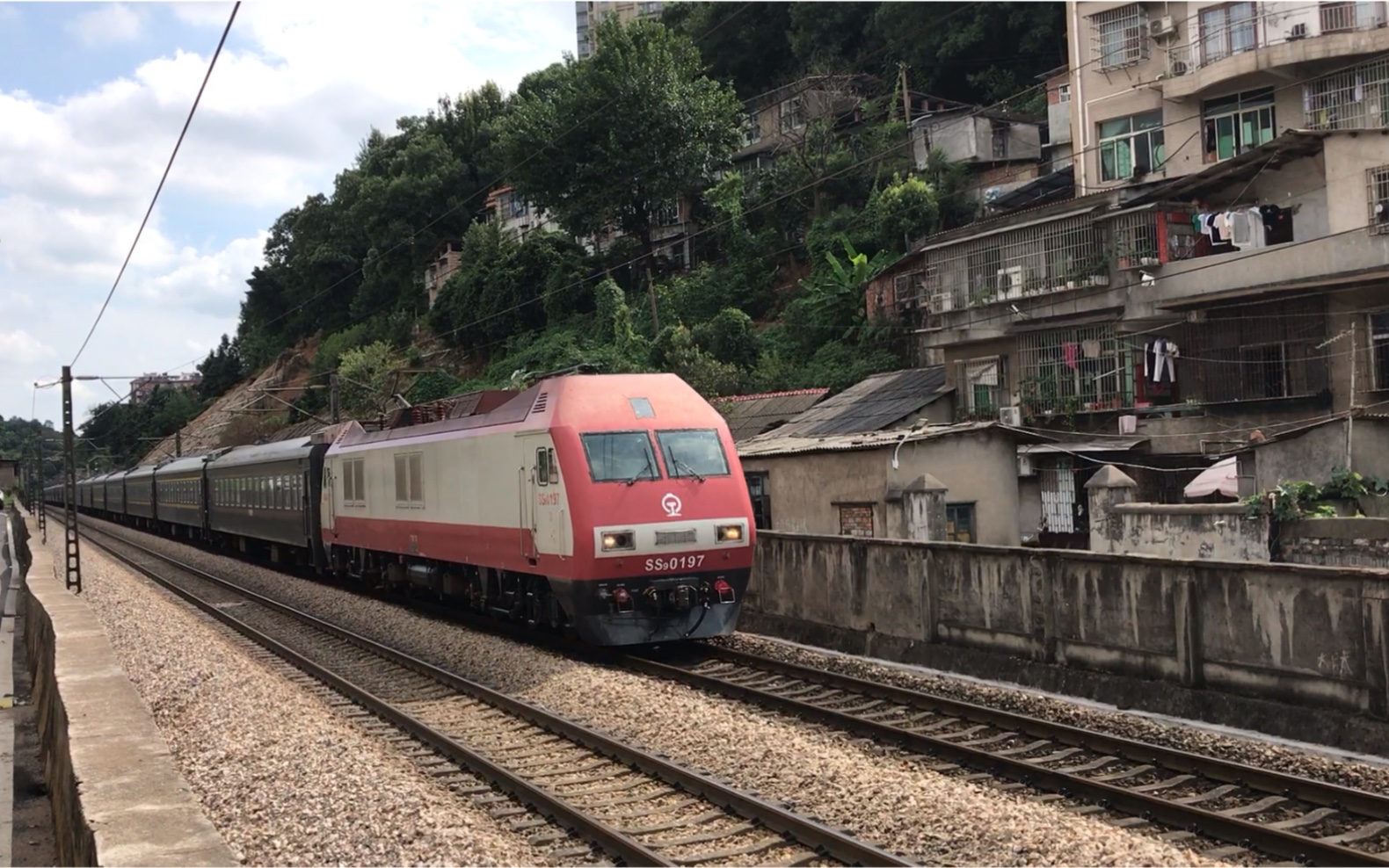 京广铁路韶山9客车通过