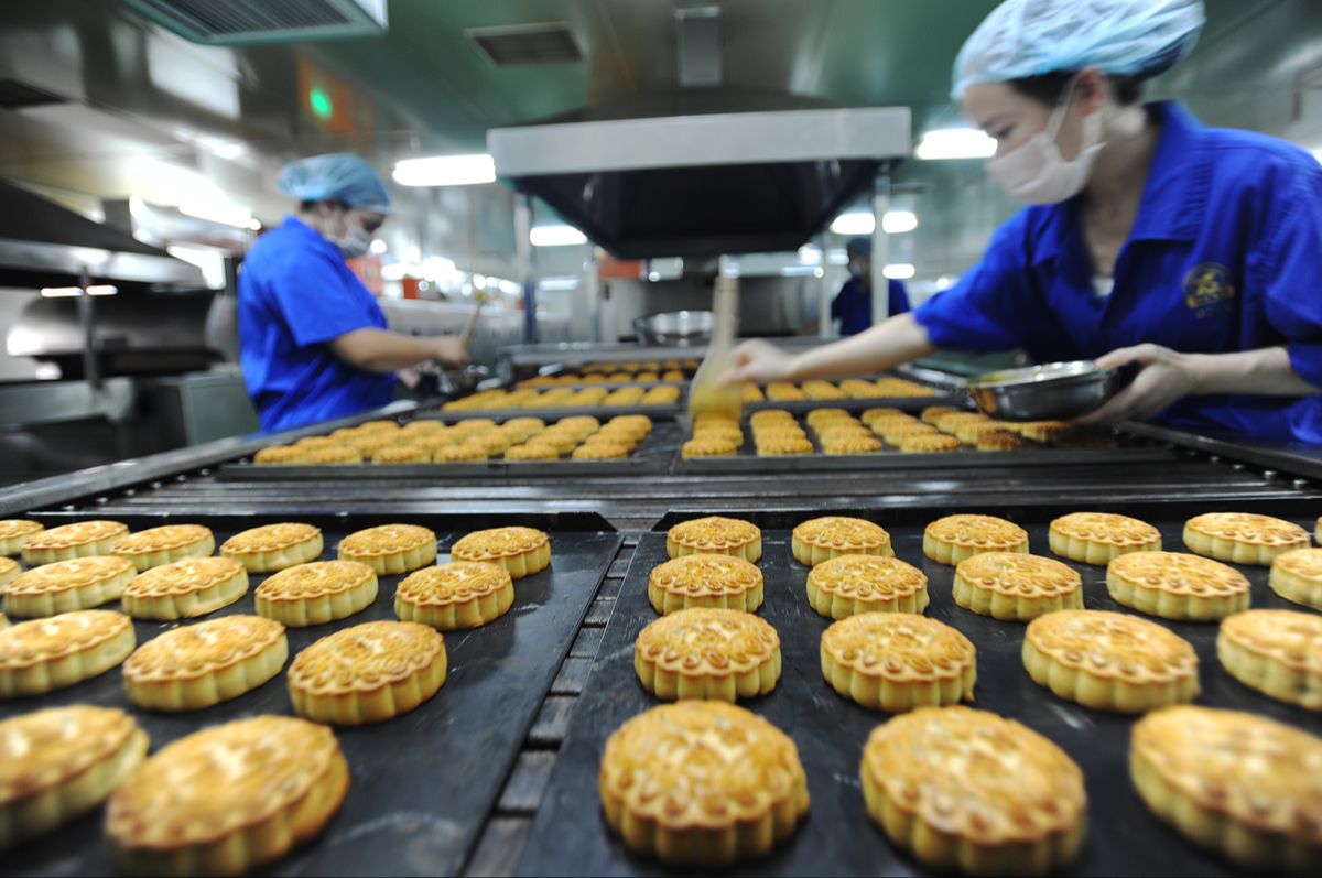 月饼卖不动了 有代工厂做3休1