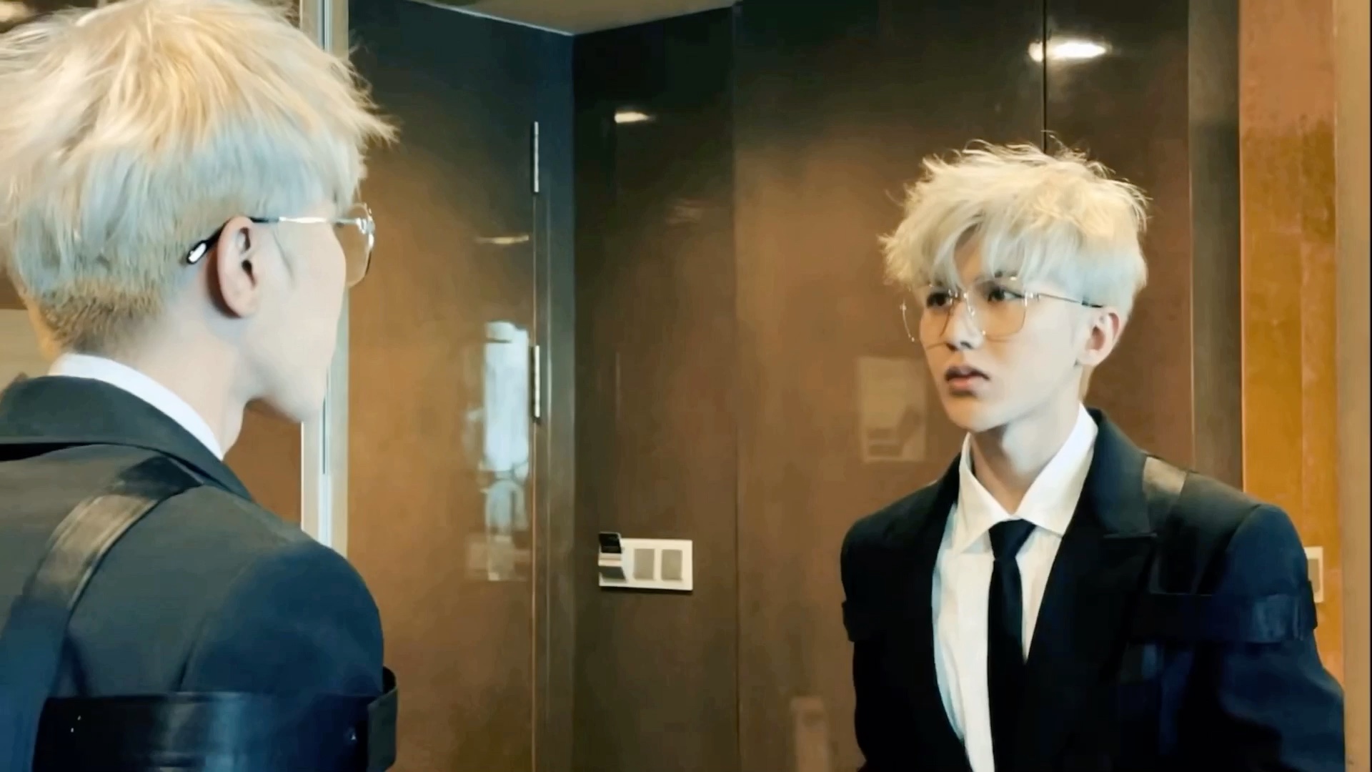 【蔡徐坤】白发西装的总裁_哔哩哔哩_bilibili