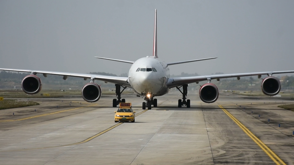 [法式大长棍]european cargo a346双流机场货站滑行