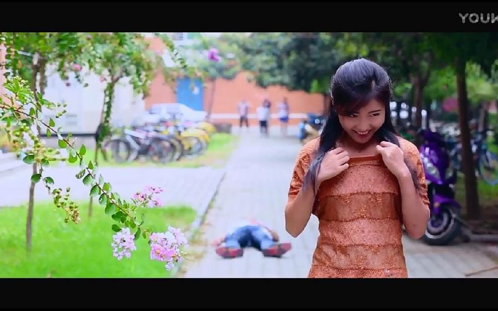 屌丝男附身女神身体露出奇怪的笑容探索女性身体奥秘